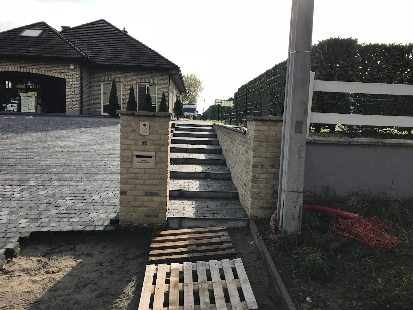 Allée pavée et escaliers d'une maison contemporaine