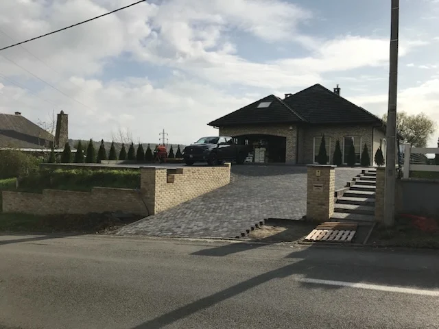 Maison moderne avec allée et carport
