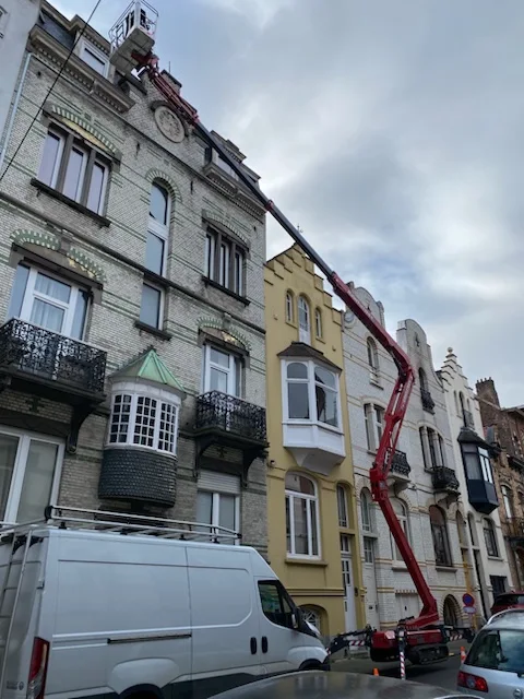 Rénovation de façade avec équipement spécialisé