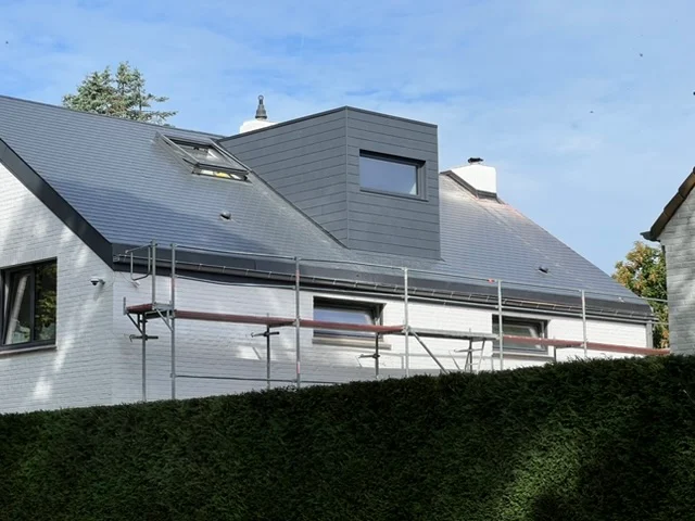 Maison moderne en rénovation avec échafaudage