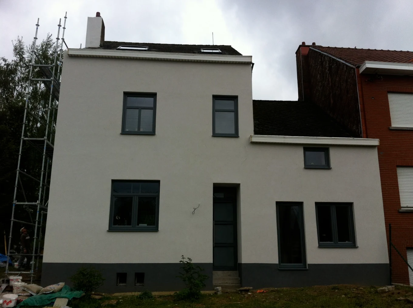 Rénovation résidentielle façade blanche moderne