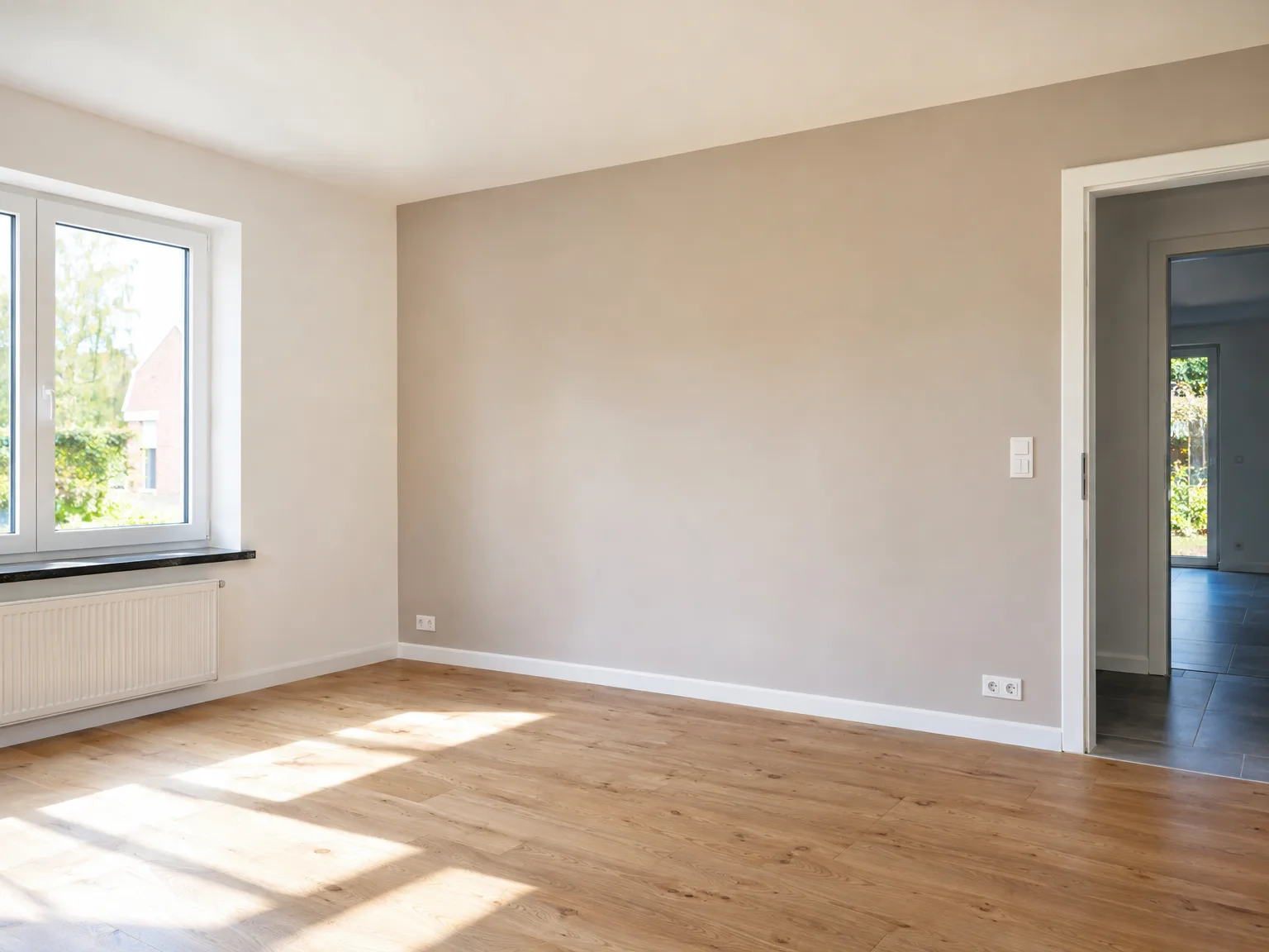 Salle rénovée avec peinture intérieure beige et parquet en bois clair