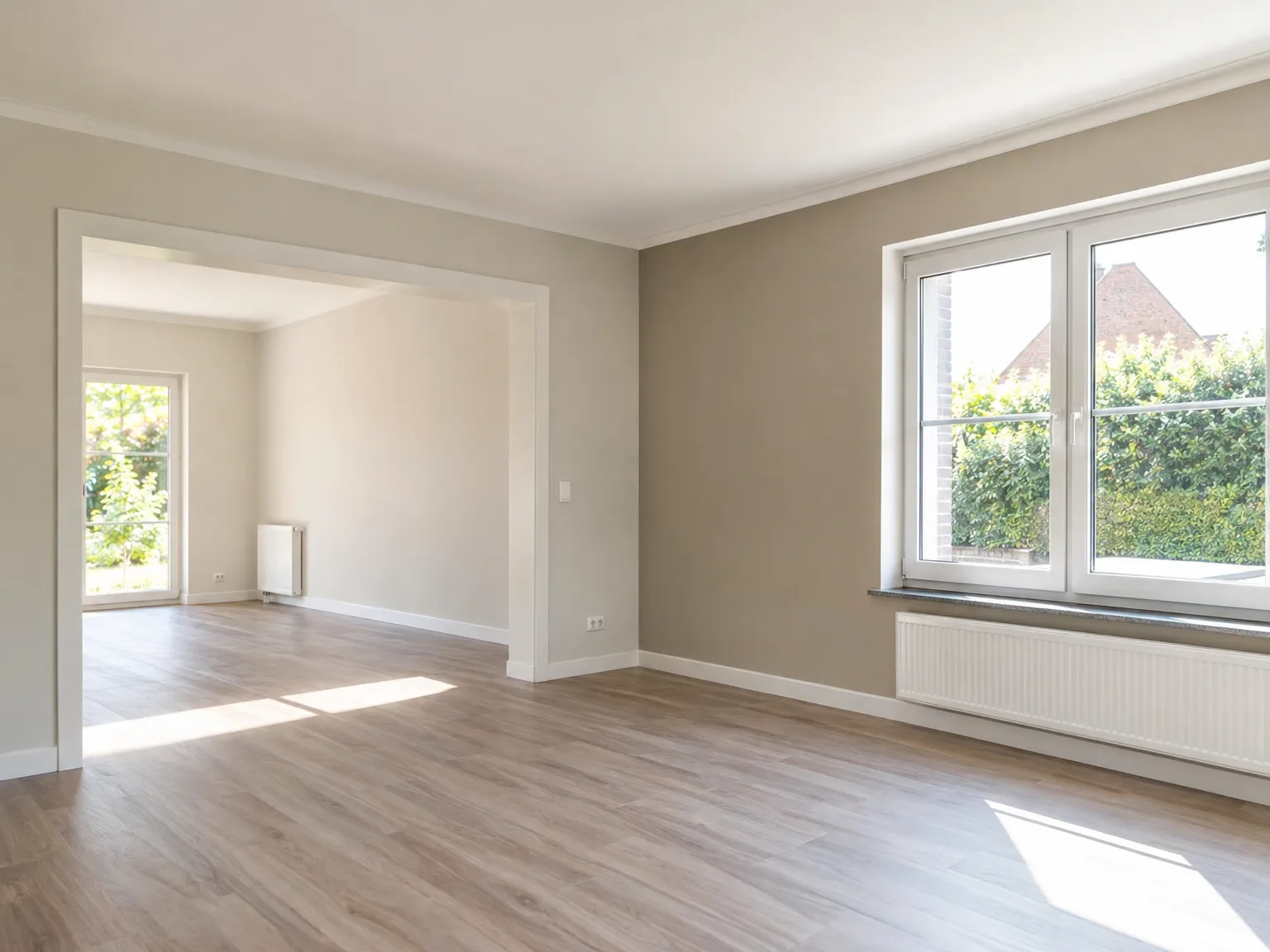 Rénovation d'appartement avec parquet clair, murs peints et fenêtres